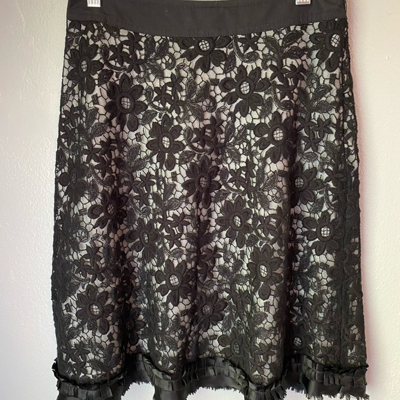 Black and withe skirt - Picture 3 of 3